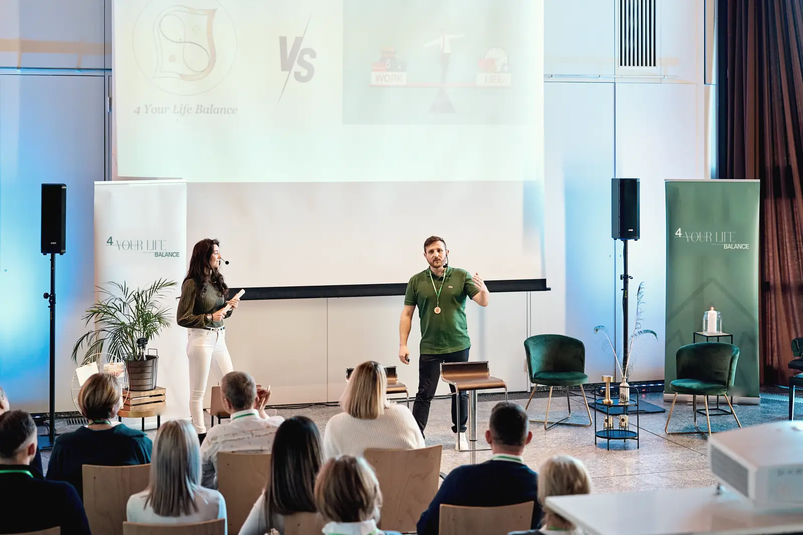 Rigina und Andreas auf der B&uuml;hne vor Seminarteilnehmern
